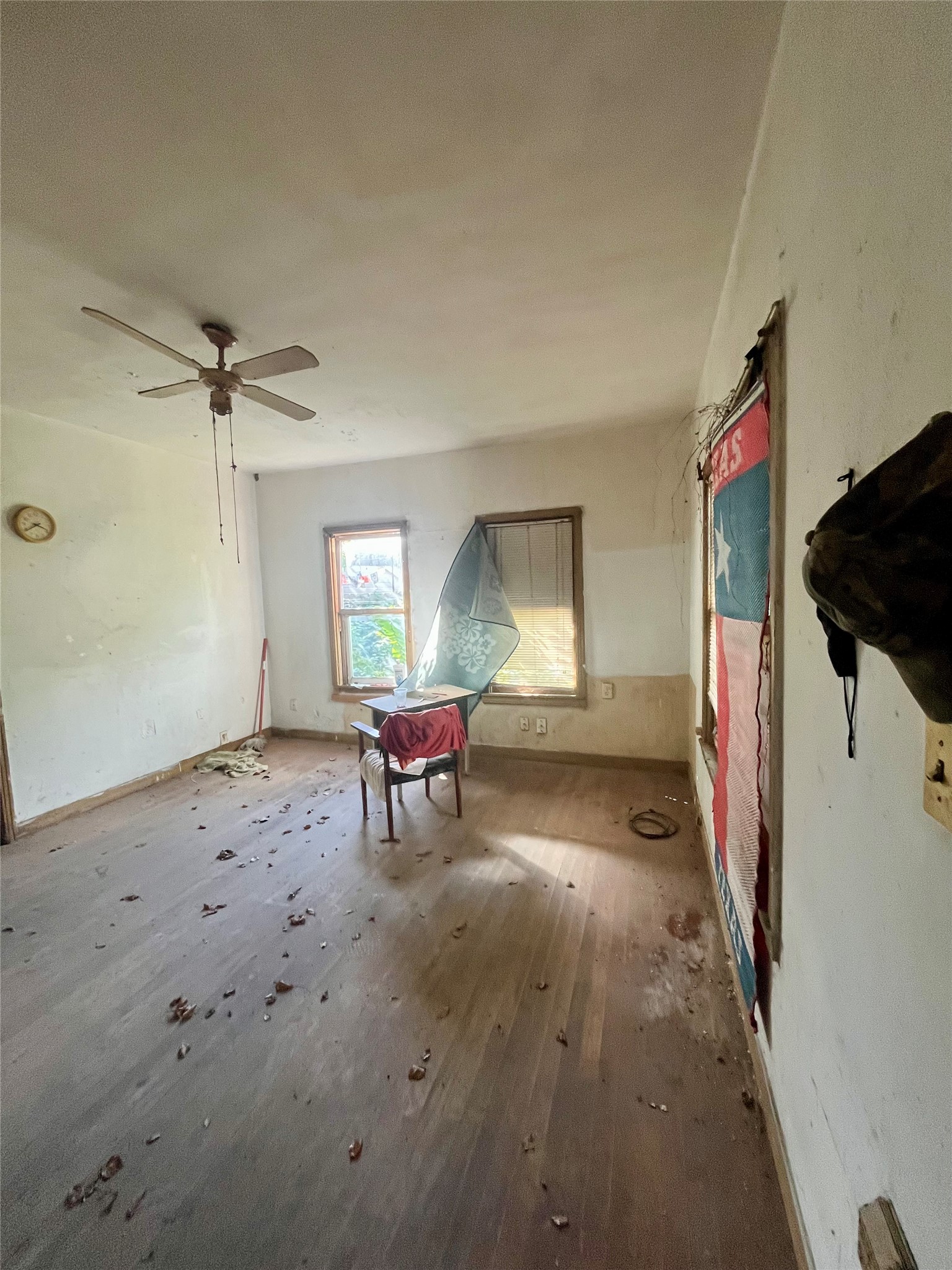 5845 Darling Street Houston, TX 77007 - Photo 14 of 27 a view of livingroom with furniture and a window