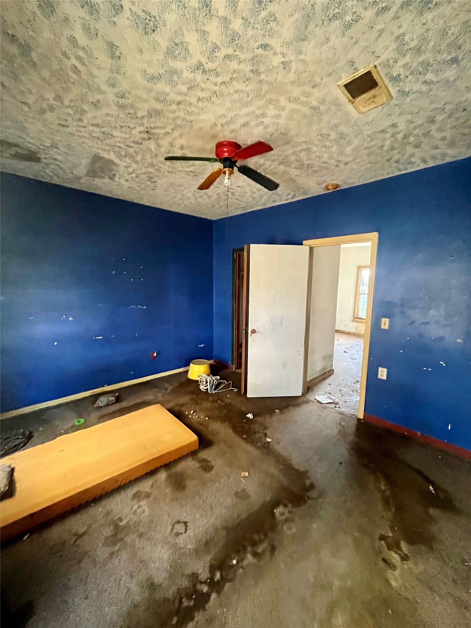 5845 Darling Street Houston, TX 77007 - Photo 15 of 27 a view of a room with gym equipment