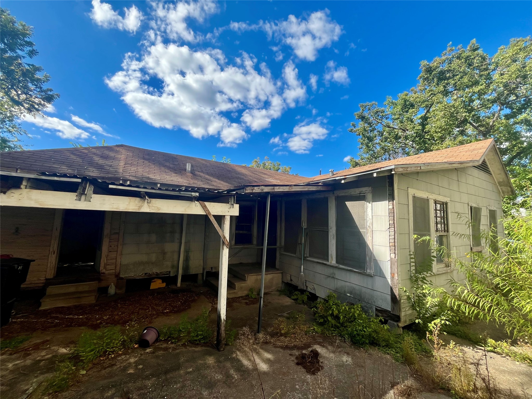 5845 Darling Street Houston, TX 77007 - Photo 16 of 27 front view of a house with a yard