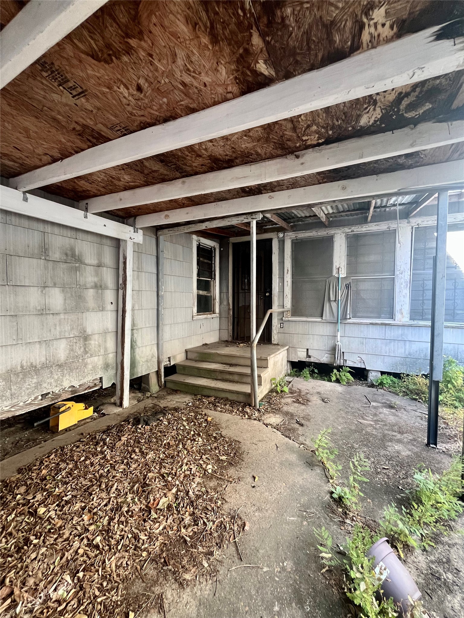5845 Darling Street Houston, TX 77007 - Photo 18 of 27 a view of a house with a backyard