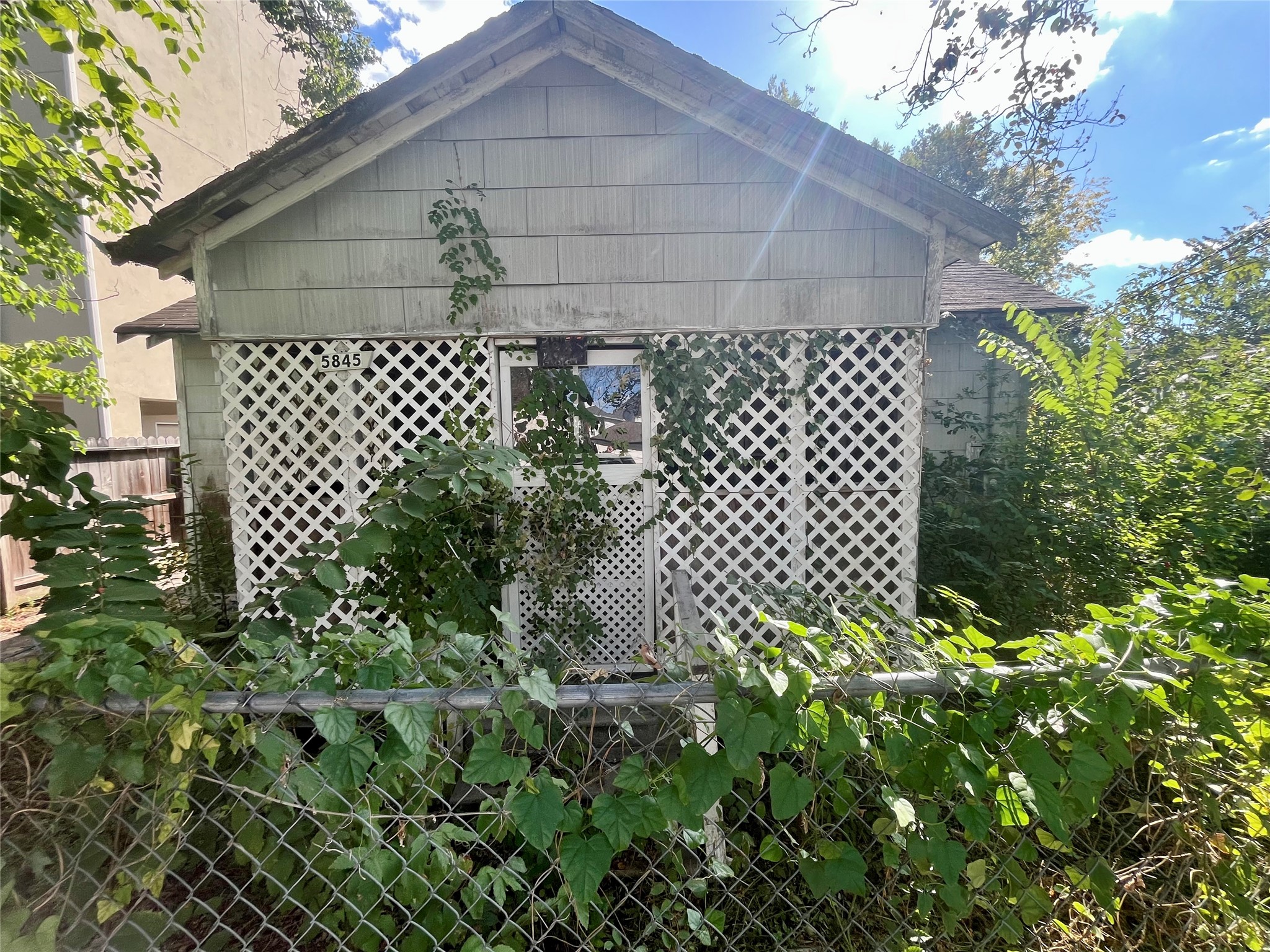 5845 Darling Street Houston, TX 77007 - Photo 8 of 27 a side view of a house