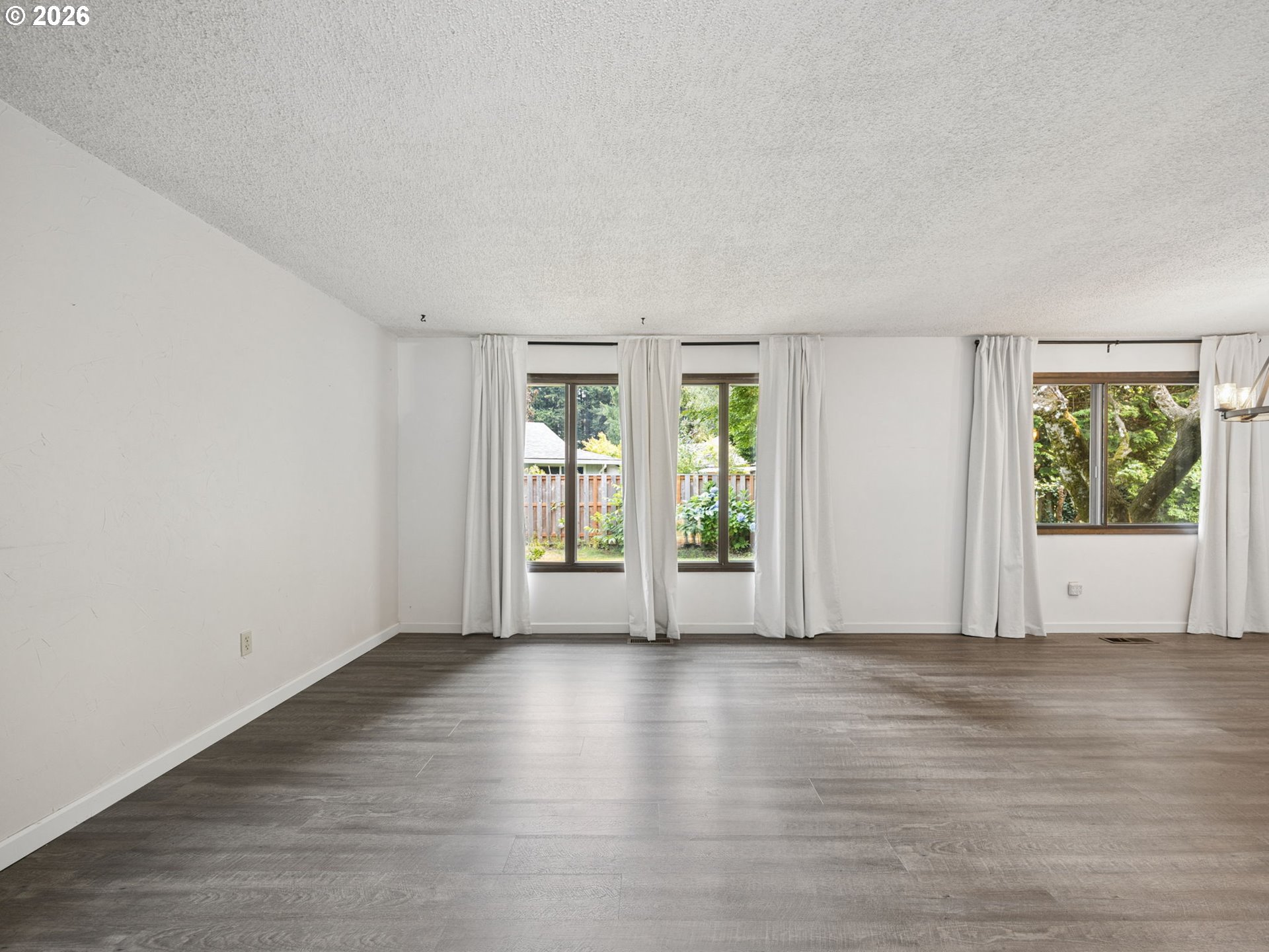 1712 Southwest Hensley Road Troutdale, OR 97060 - Photo 12 of 36 Living Room