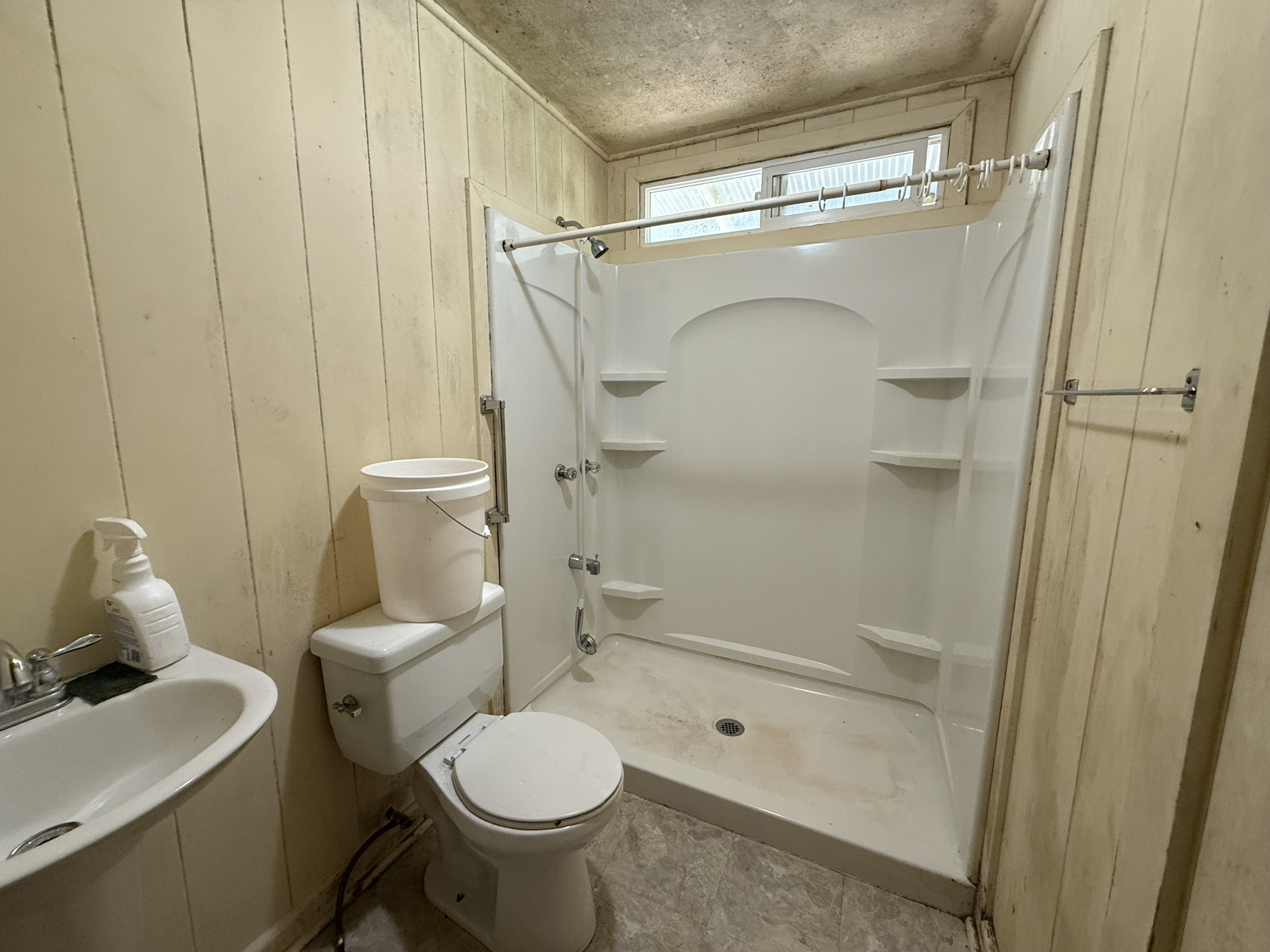 64-5231 White Road Kamuela, HI 96743 - Photo 9 of 15 a bathroom with a toilet and shower
