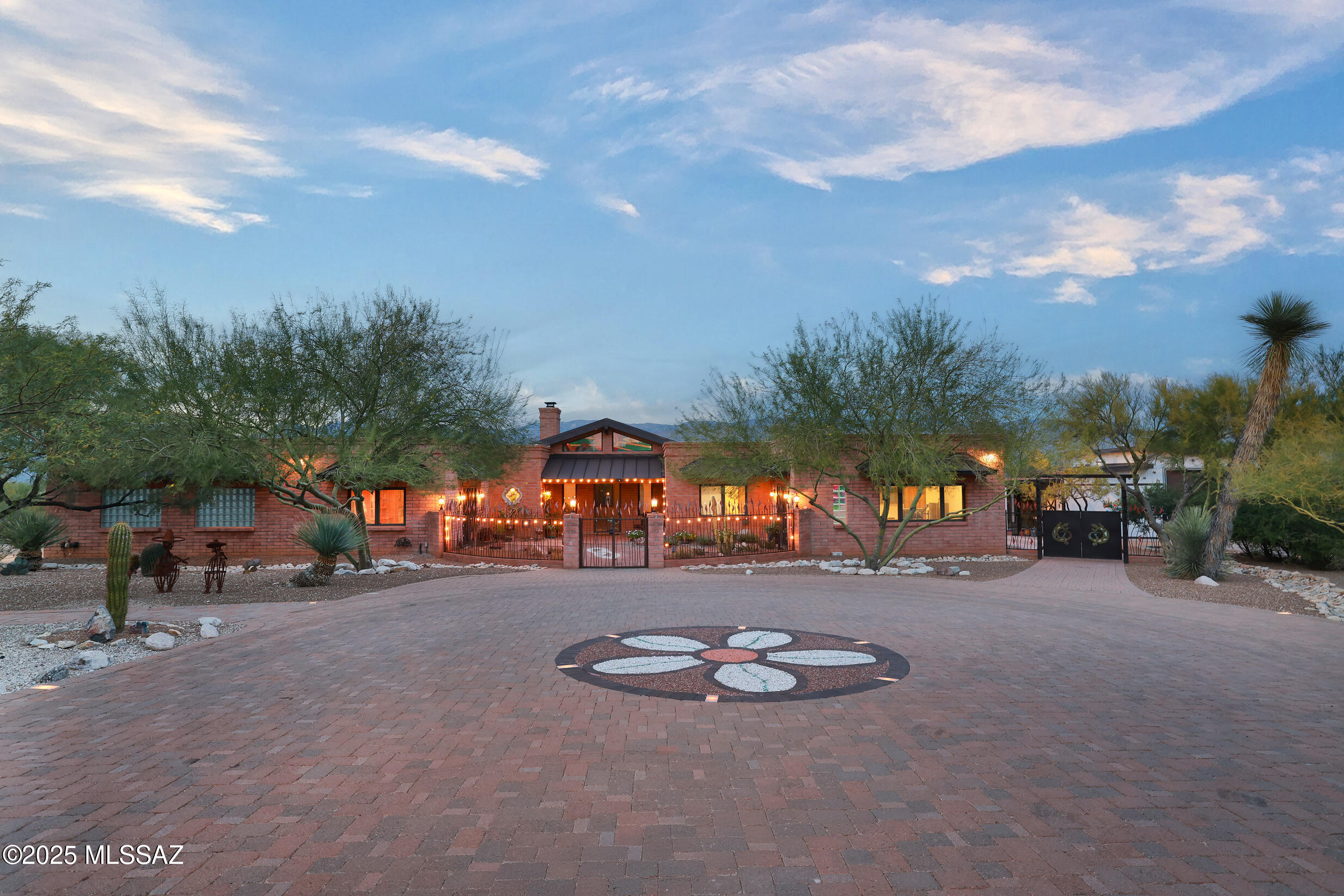 925 North Rancho Del Jefe Loop Tucson, AZ 85748 - Photo 11 of 52 a street view with residential house