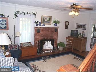 719 New London Road Newark, DE 19711 - Photo 5 of 12 Living Room