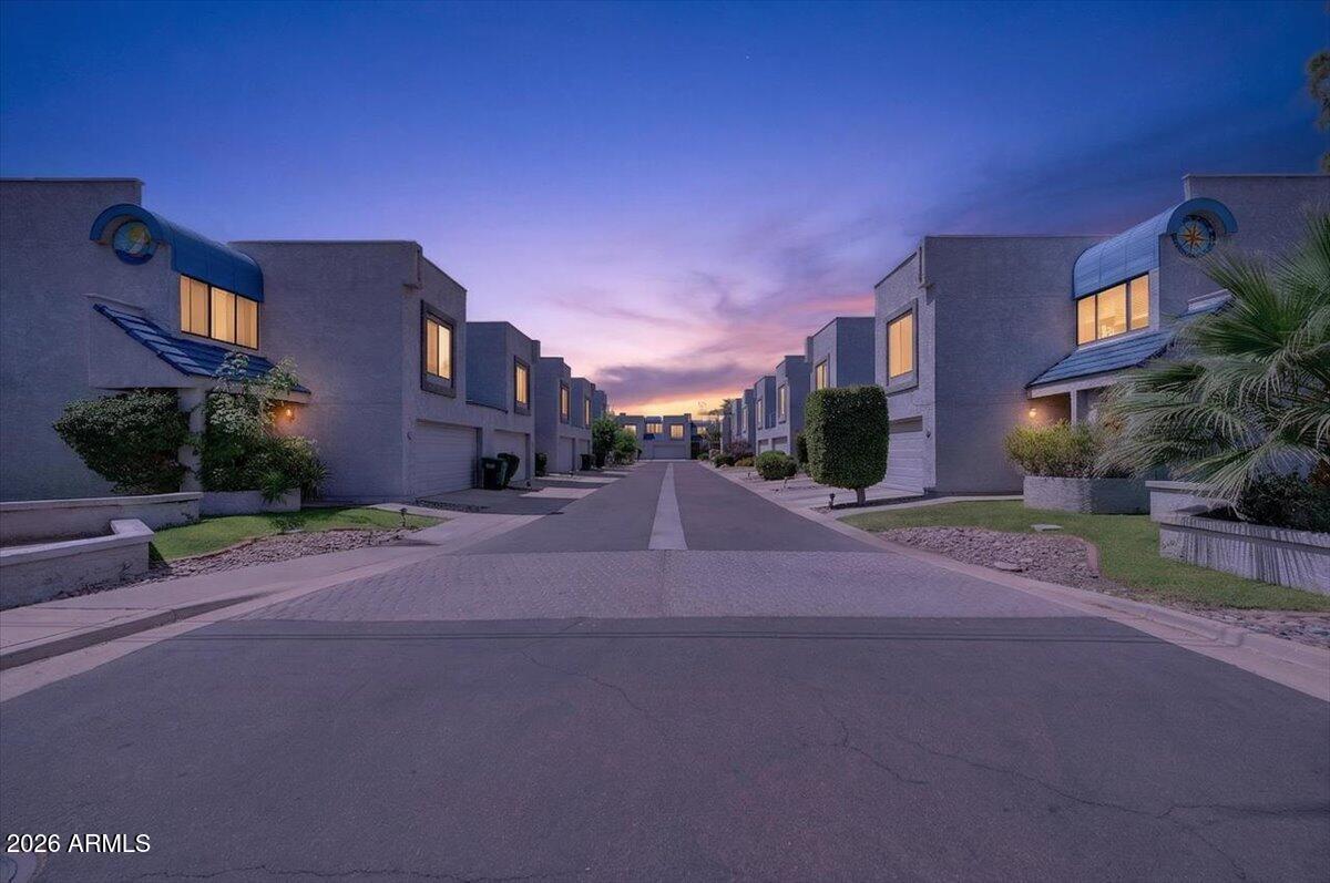 5750 North 10th Street, Unit 5 Phoenix, AZ 85014 - Photo 33 of 39 01-A747086#twilight