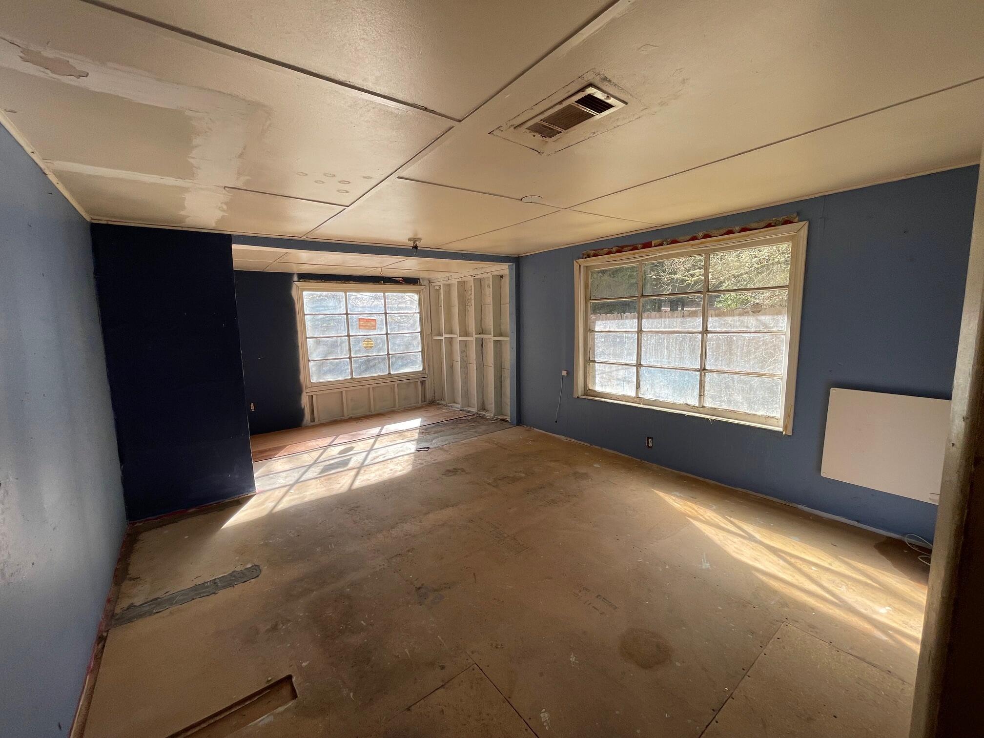411 South Old Stage Road Cave Junction, OR 97523 - Photo 14 of 39 an empty room with windows