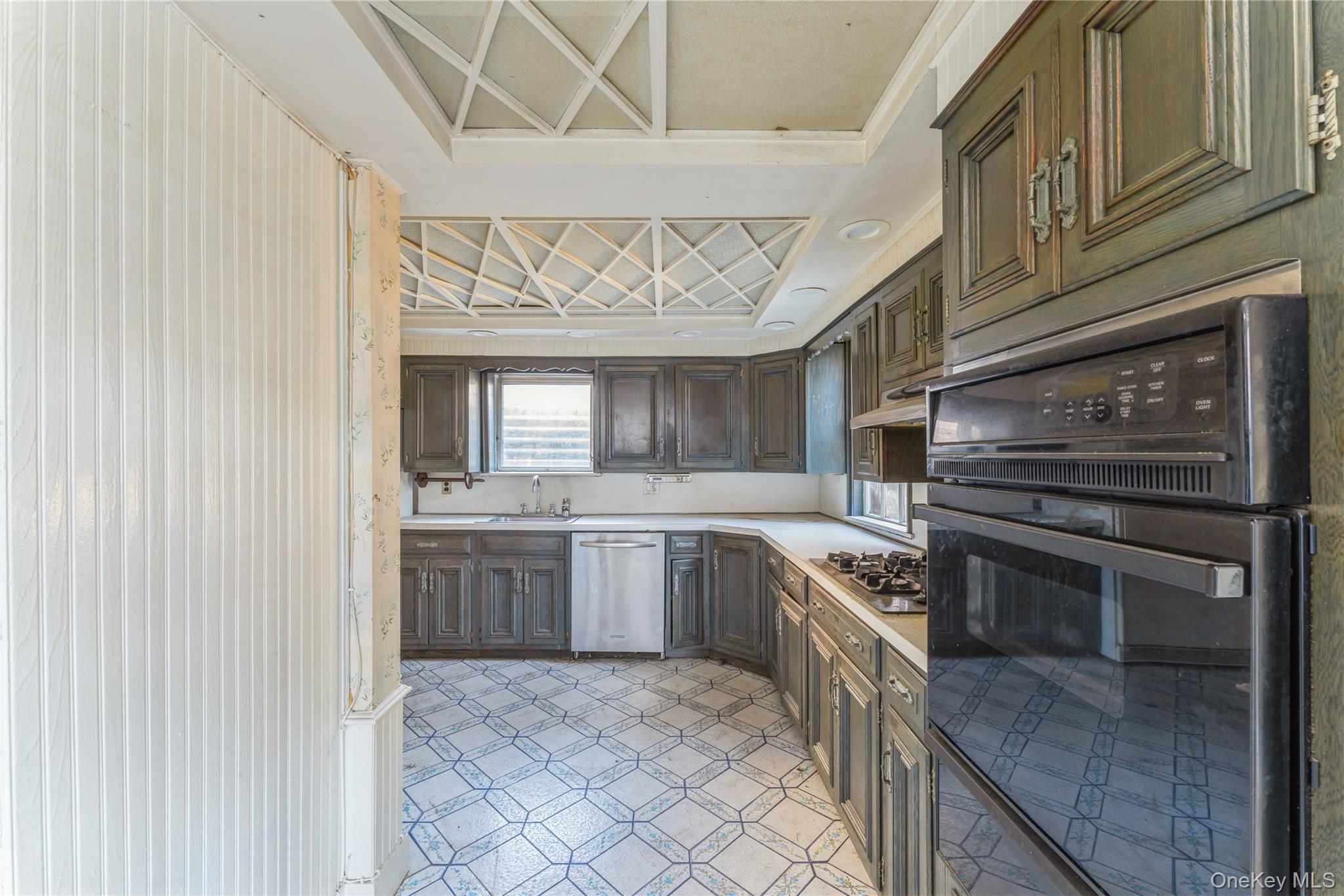 192 Brixton Road South Garden City, NY 11530 - Photo 9 of 28