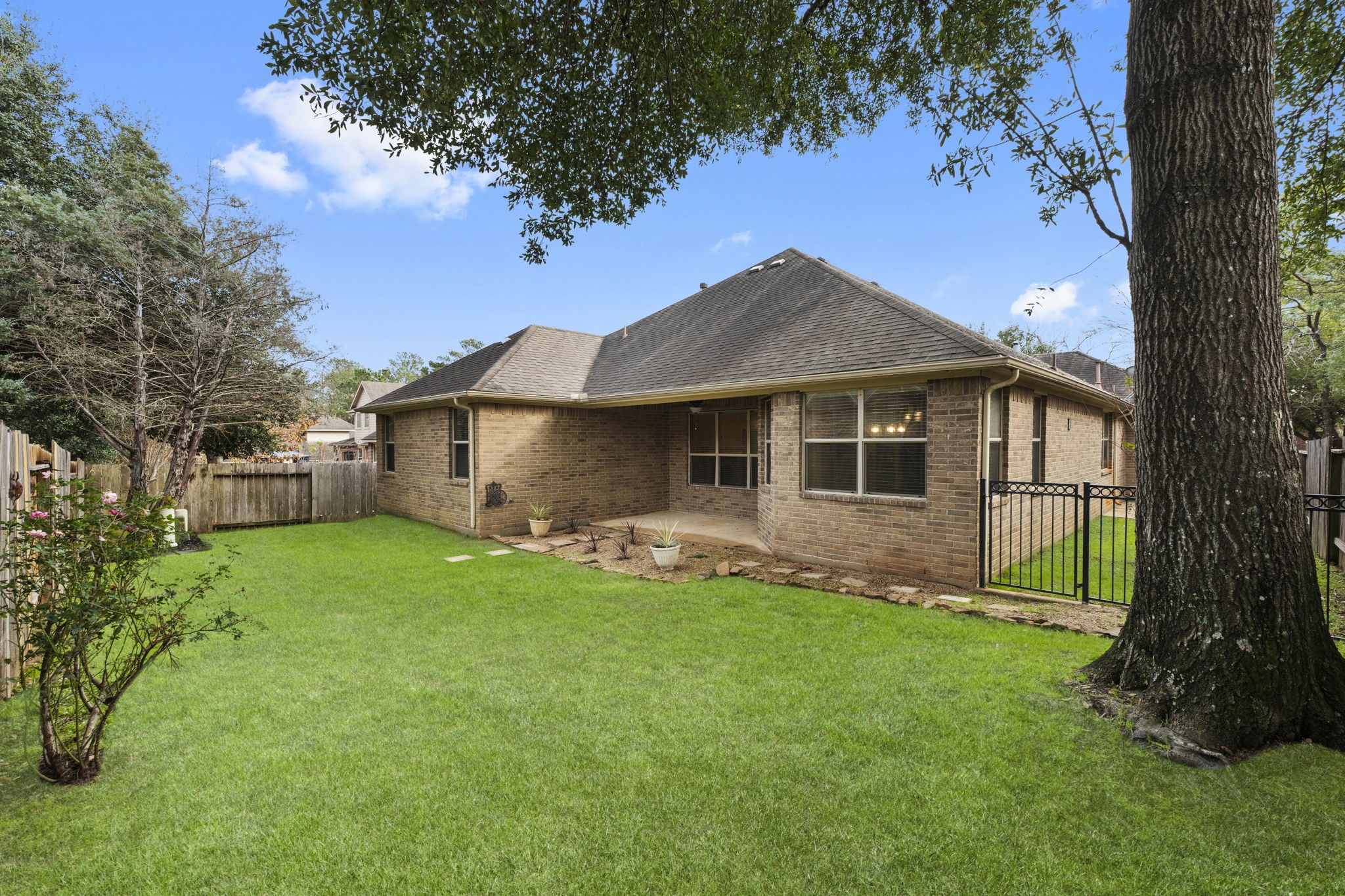 1906 Pagemill Lane Conroe, TX 77304 - Photo 36 of 41 a front view of a house with a garden