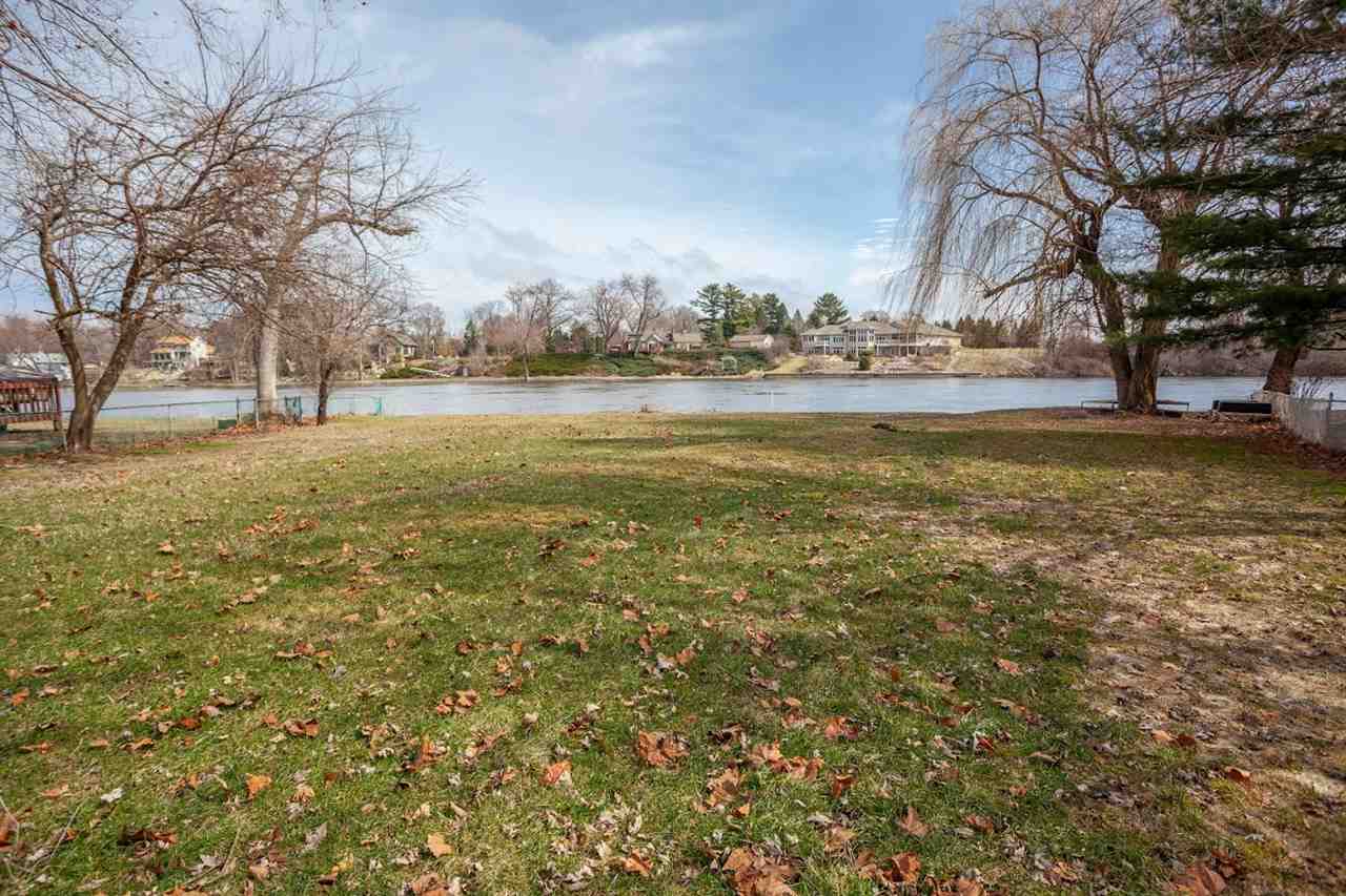 5065 Browns Beach Road Rockford, IL 61103 - Photo 7 of 9 a view of lake with houses