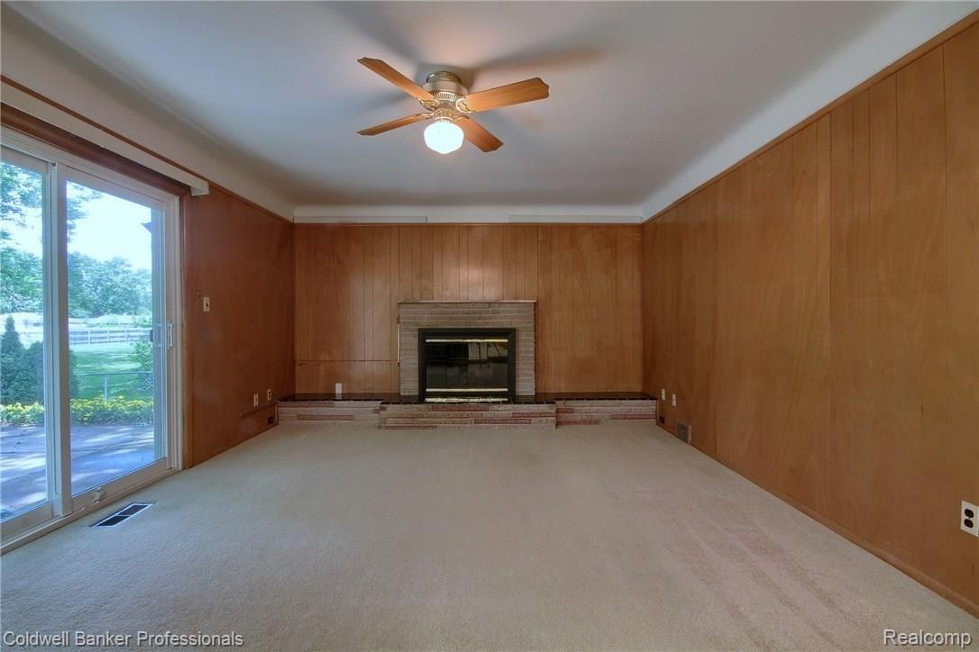 4880 South Merriman Road Wayne, MI 48184 - Photo 12 of 32 Family_Room.jpg