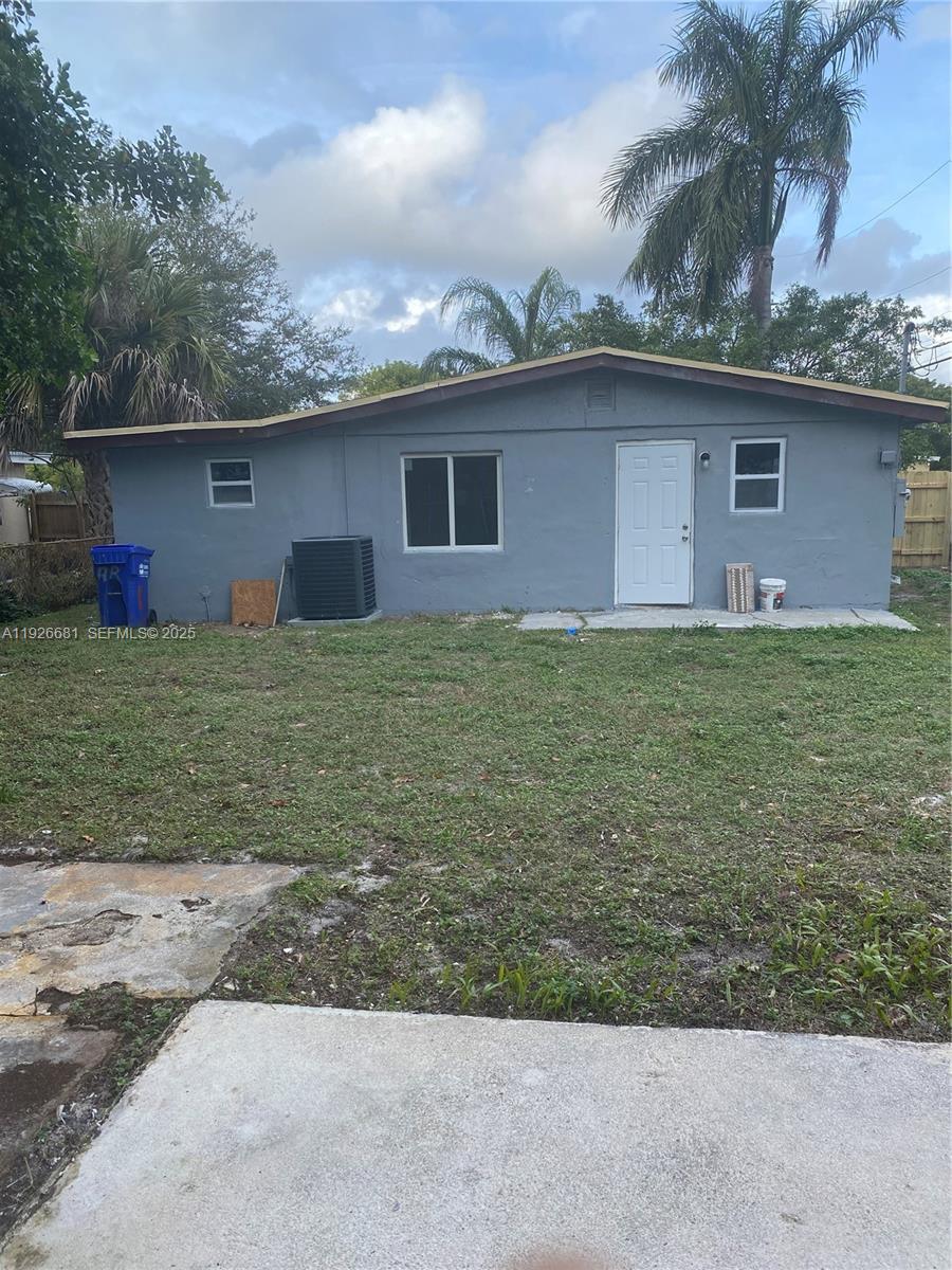 2122 Northwest 5th Street Pompano Beach, FL 33069 - Photo 43 of 53 a backyard of a house with lots of green space