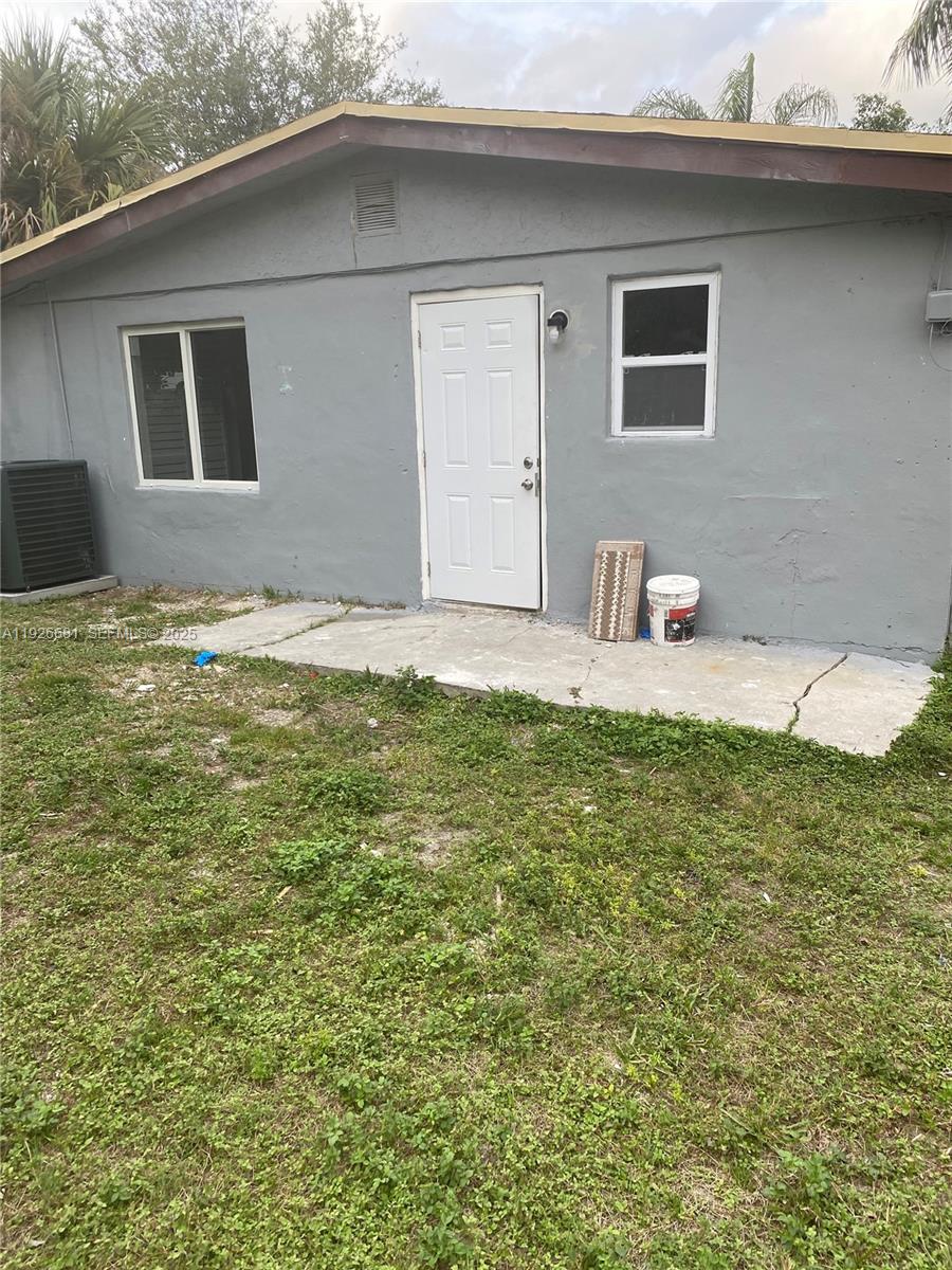 2122 Northwest 5th Street Pompano Beach, FL 33069 - Photo 47 of 53 a house that has garden in front of it