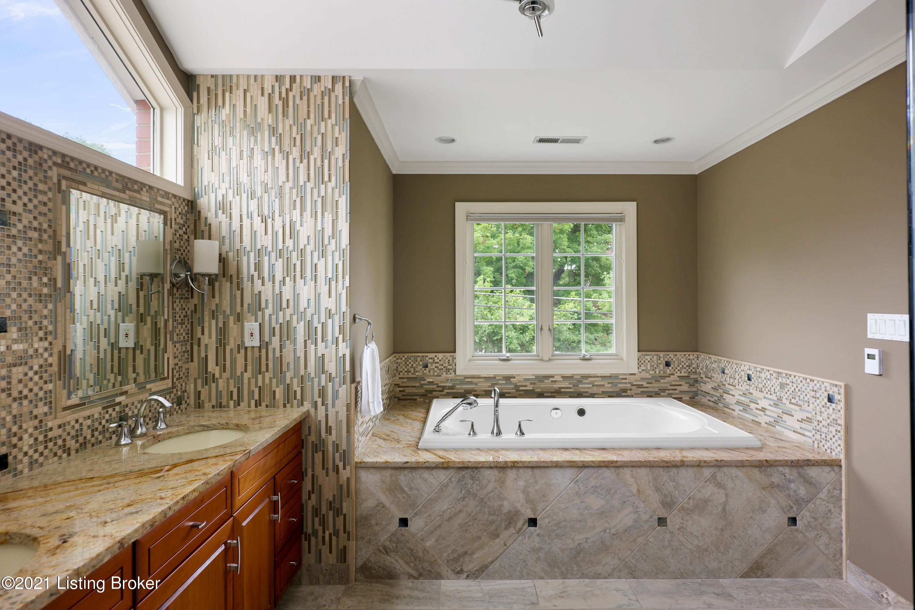 3322 Trinity Road Louisville, KY 40206 - Photo 21 of 33 Primary Bathroom