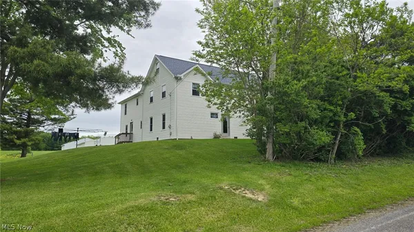 $955,000 | 4194 Helsey Fusselman Road, Southington, OH 44470