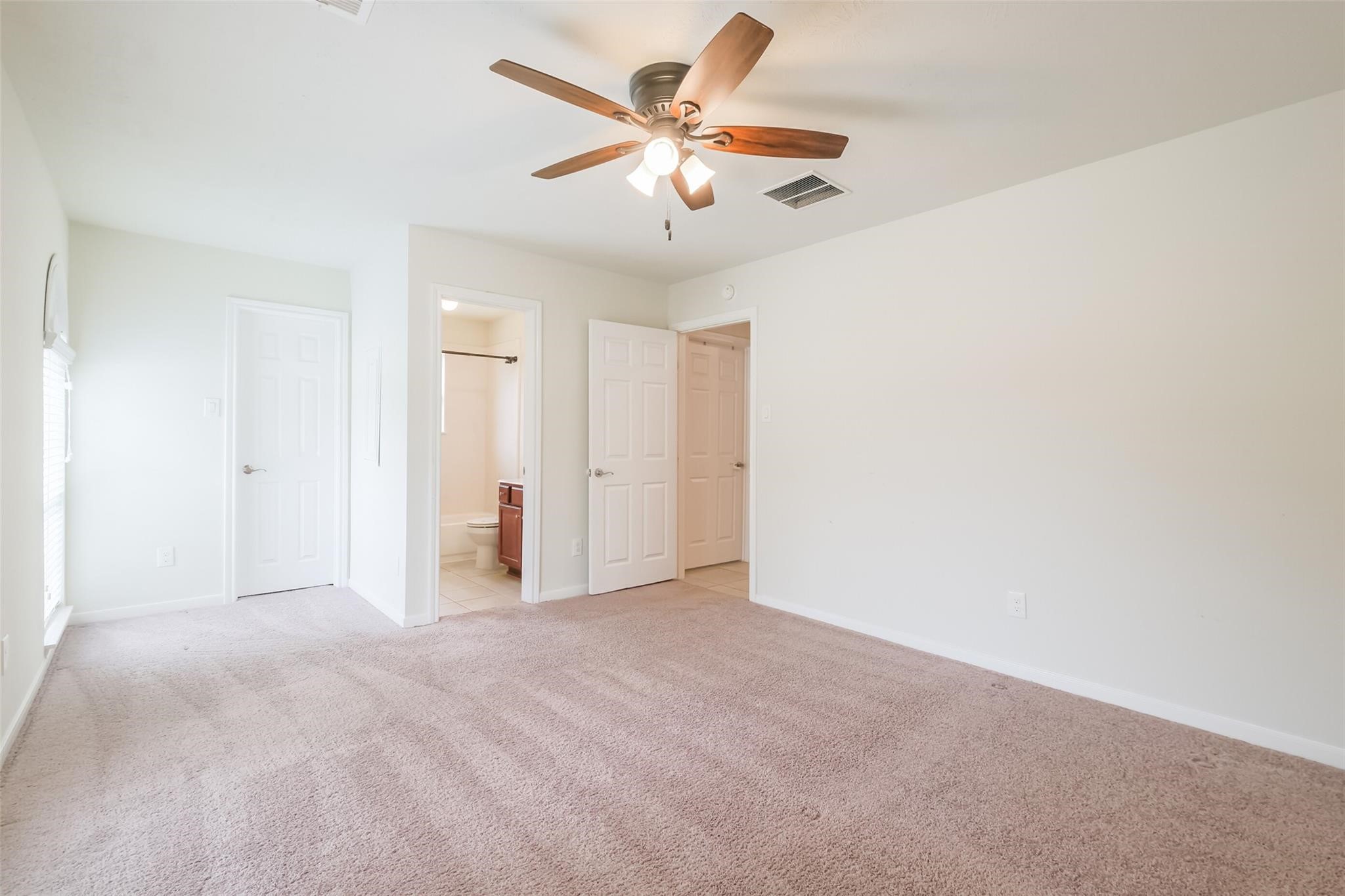 6811 Gonzales Point Manvel, TX 77578 - Photo 20 of 26 Secondary Bedroom with bath
