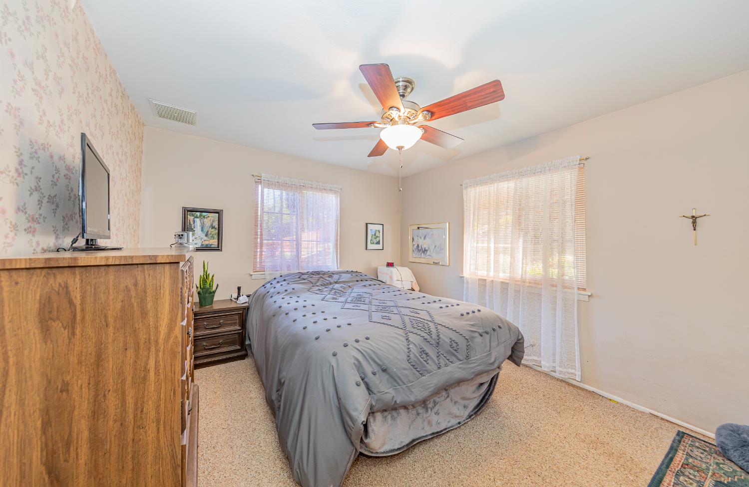 42585 Buckeye Road Oakhurst, CA 93644 - Photo 20 of 55 a bedroom with a bed and a chandelier