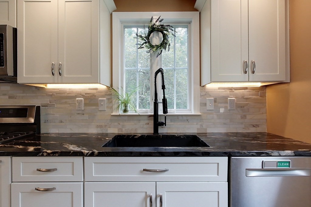 44 Dudley Road Townsend, MA 01469 - Photo 3 of 38 Gallery Image 3