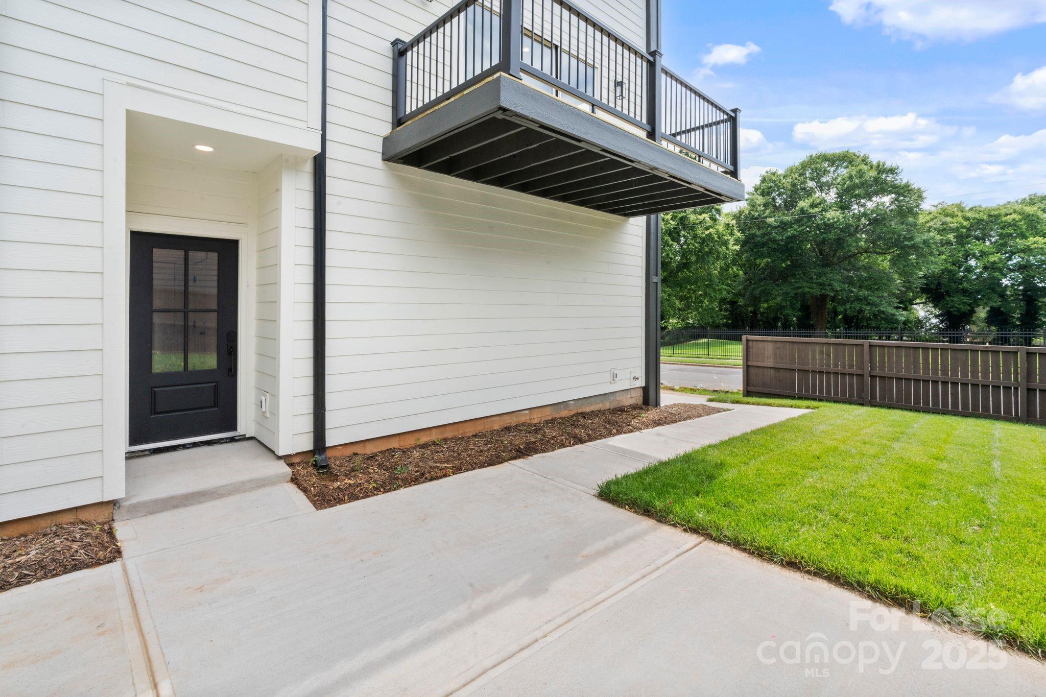 129 French Street, Unit B Charlotte, NC 28216 - Photo 2 of 32 a view of backyard with green space