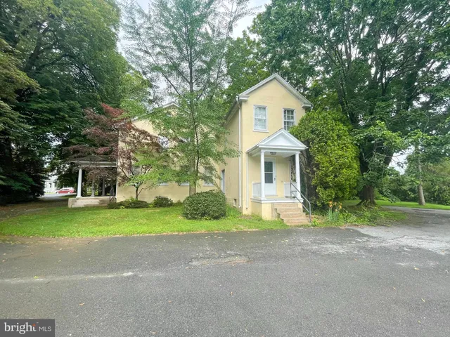 $2,200 | 2419 Lititz Pike, Lancaster, PA 17601