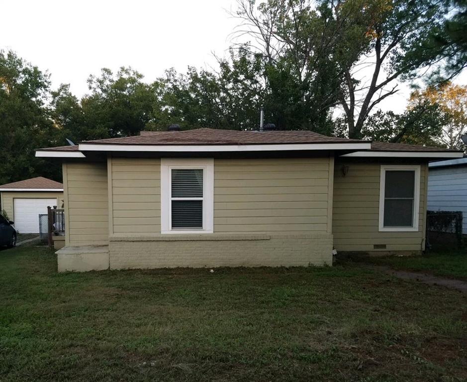 a side view of house with backyard
