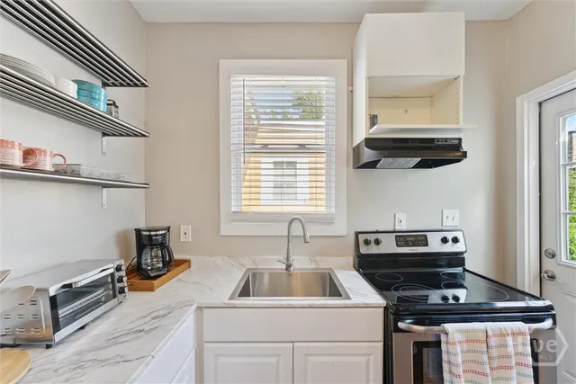 $1,900 | 534 East Gordon Lane, Savannah, GA 31401