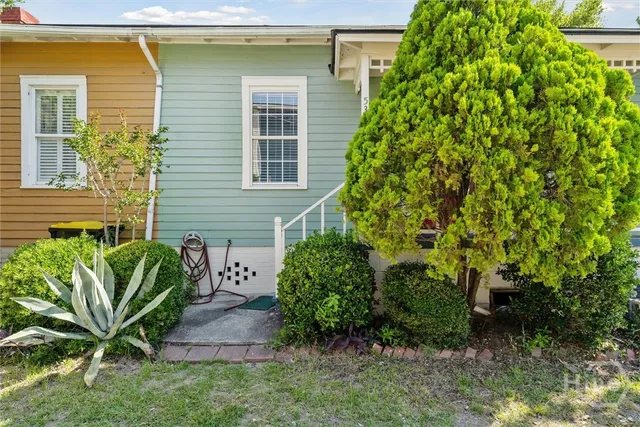 $1,900 | 534 East Gordon Lane, Savannah, GA 31401