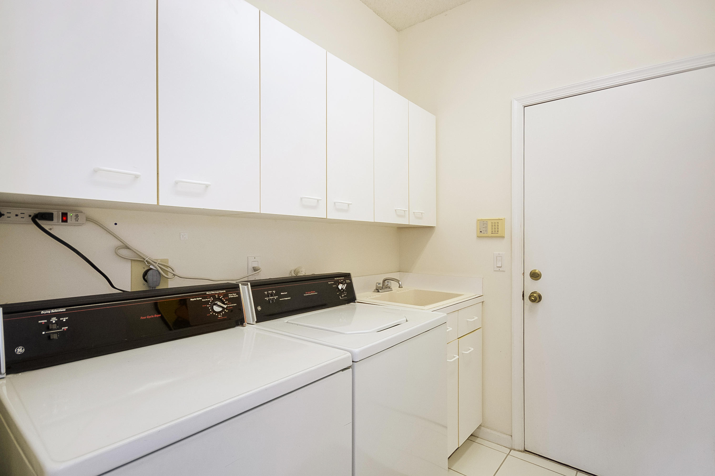 6646 Northwest 26th Way Boca Raton, FL 33496 - Photo 20 of 23 Laundry