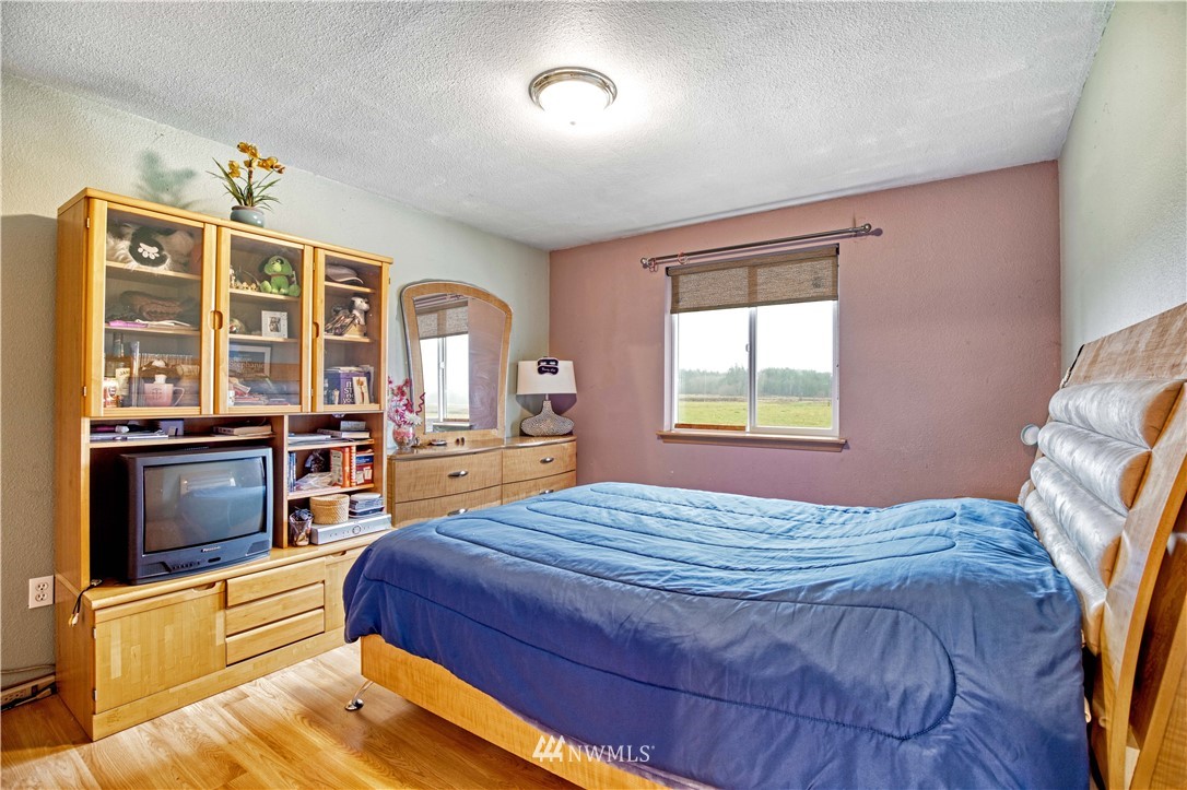 430 Bunker Creek Road Chehalis, WA 98532 - Photo 21 of 30 a bedroom with a bed and a large window