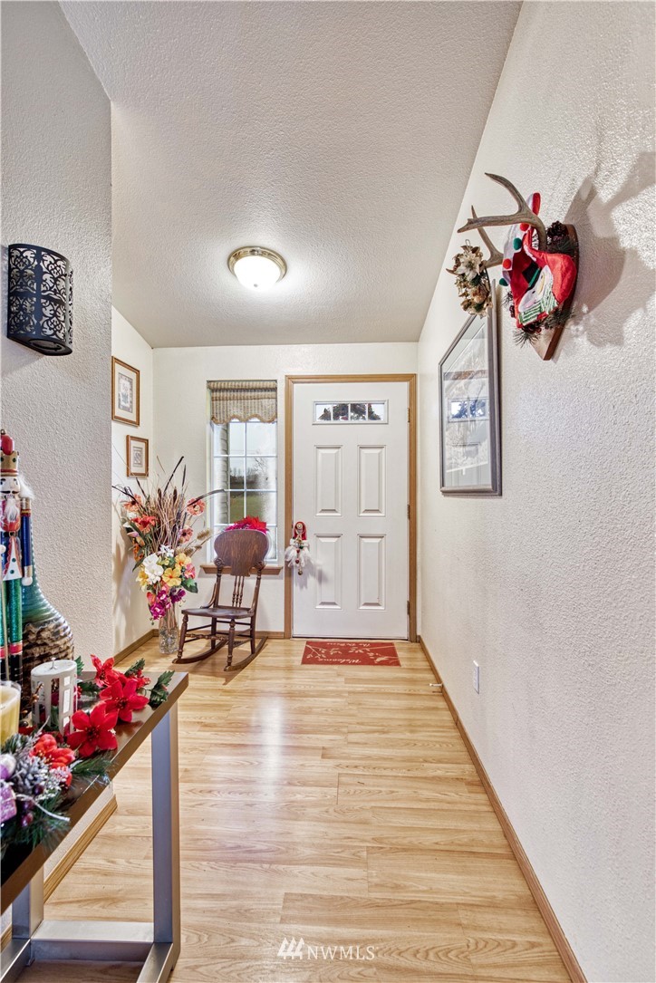 430 Bunker Creek Road Chehalis, WA 98532 - Photo 6 of 30 a living room with furniture