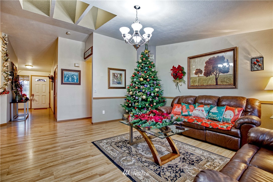 430 Bunker Creek Road Chehalis, WA 98532 - Photo 8 of 30 a living room with furniture and flowers