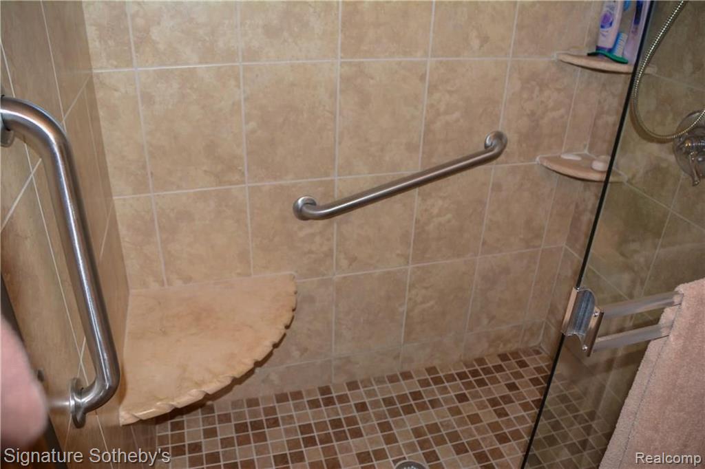 2677 Hessel Avenue Rochester Hills, MI 48307 - Photo 14 of 24