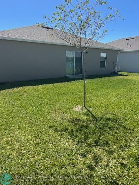 787 Southeast 25th Drive Okeechobee, FL 34974 - Photo 13 of 18 a backyard of a house