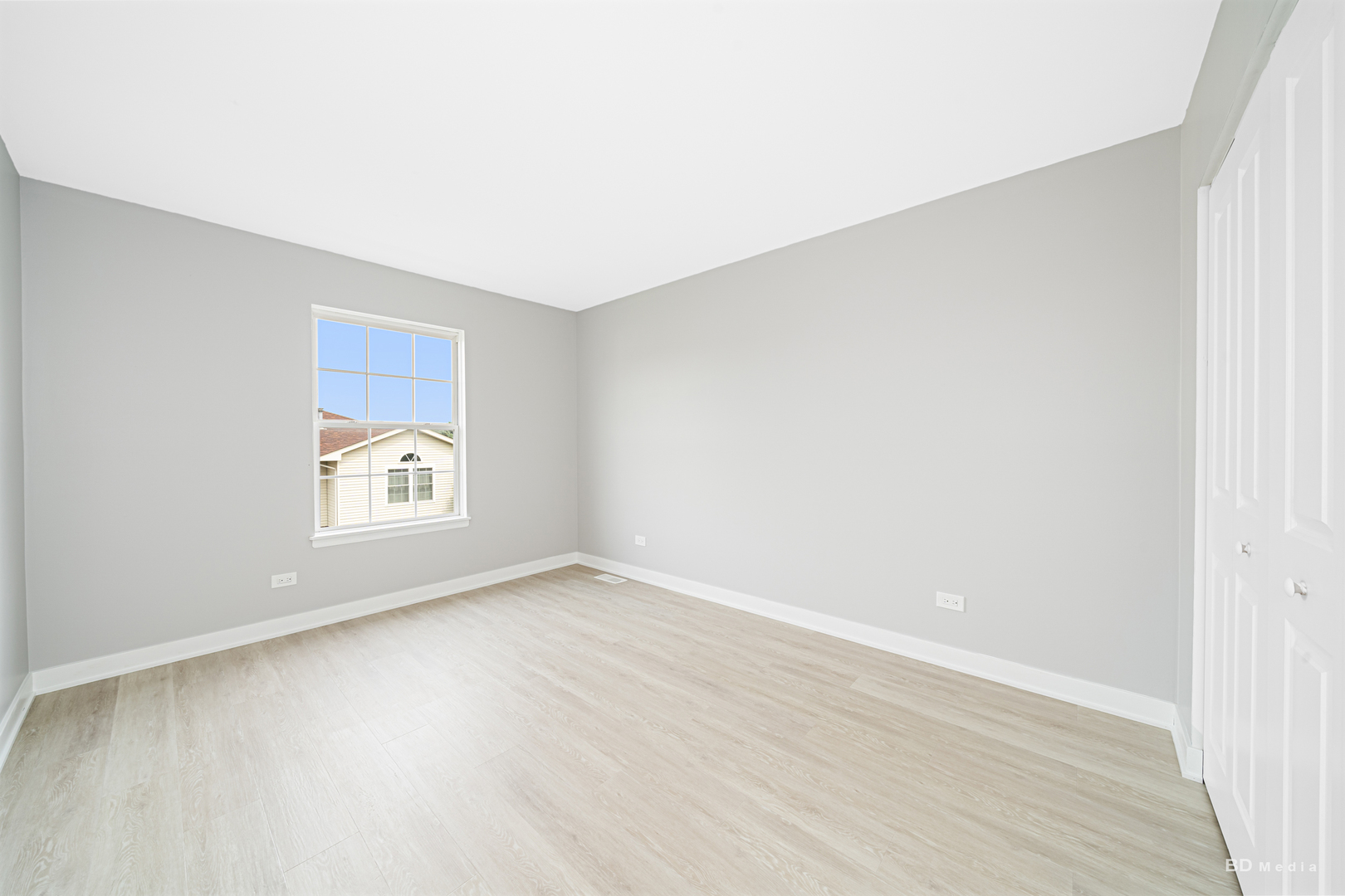 7422 Terrace Drive Justice, IL 60458 - Photo 14 of 23 a view of an empty room with wooden floor and a window