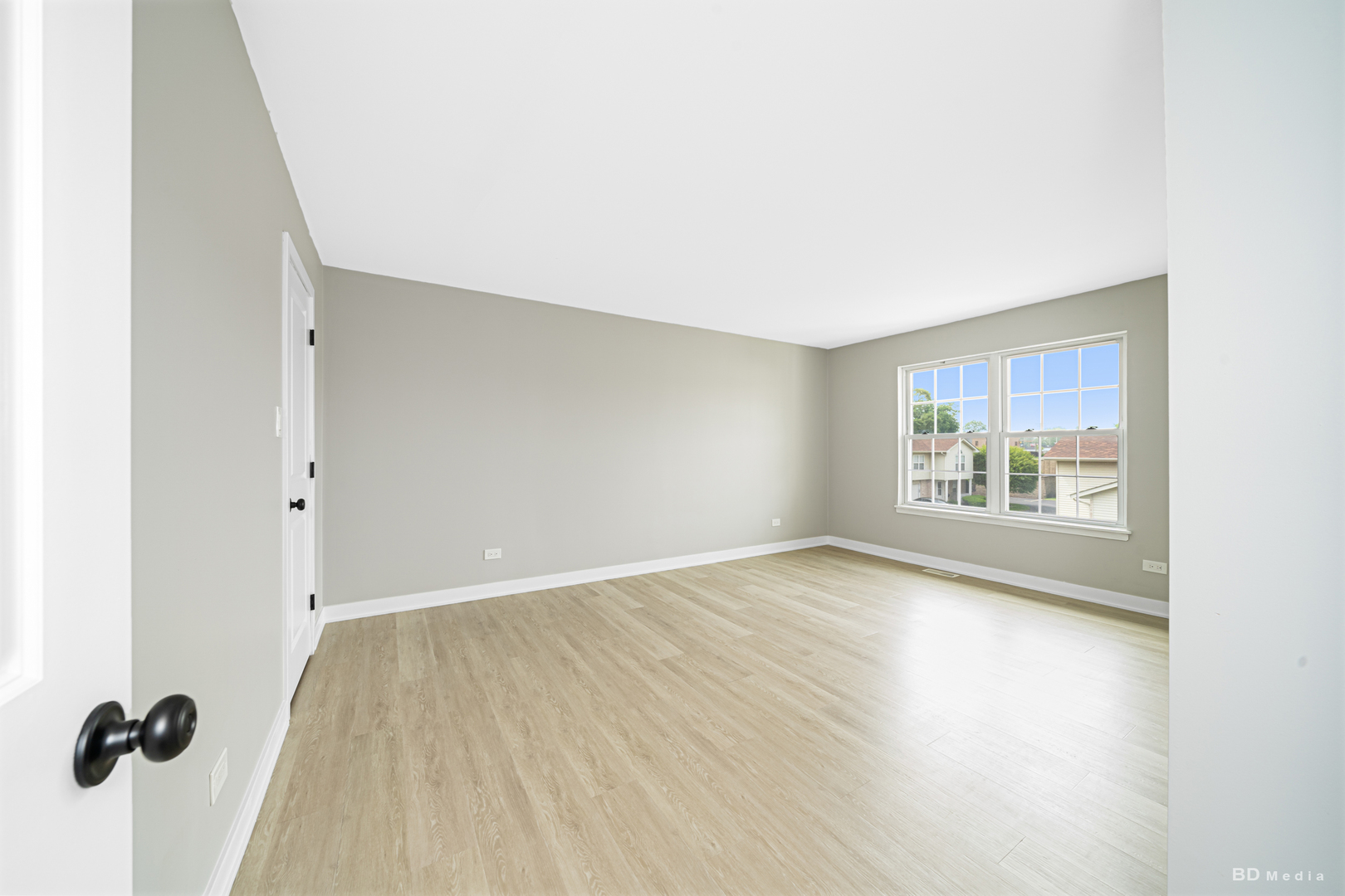7422 Terrace Drive Justice, IL 60458 - Photo 16 of 23 an empty room with windows