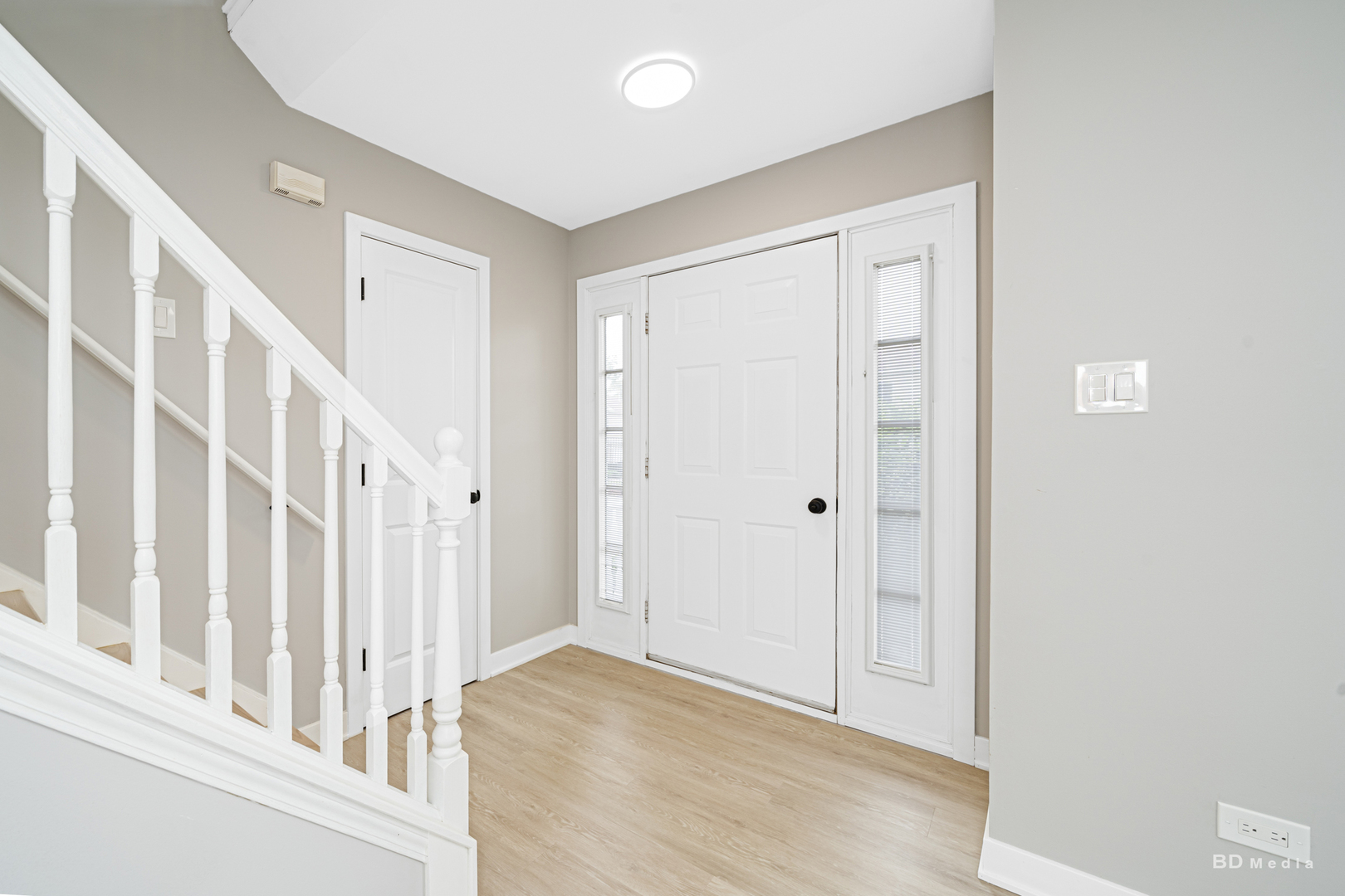7422 Terrace Drive Justice, IL 60458 - Photo 4 of 23 a view of a hallway with wooden floor and entryway