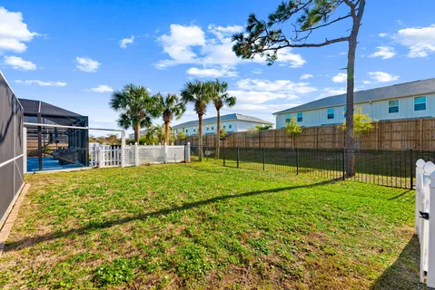 a view of a backyard