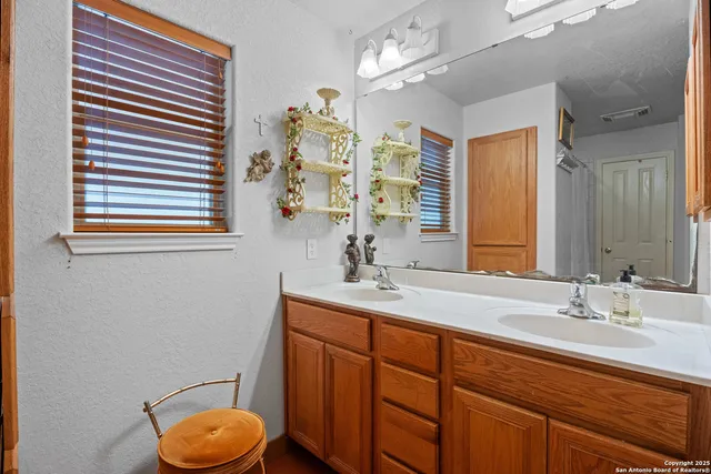 $425,000 | 253 Hickory, La Vernia, TX 78121