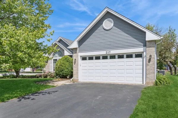 $425,000 | 217 Meadowview Lane, Aurora, IL 60502