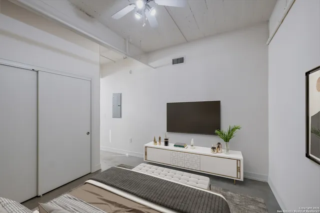 an empty room with a ceiling fan and entryway