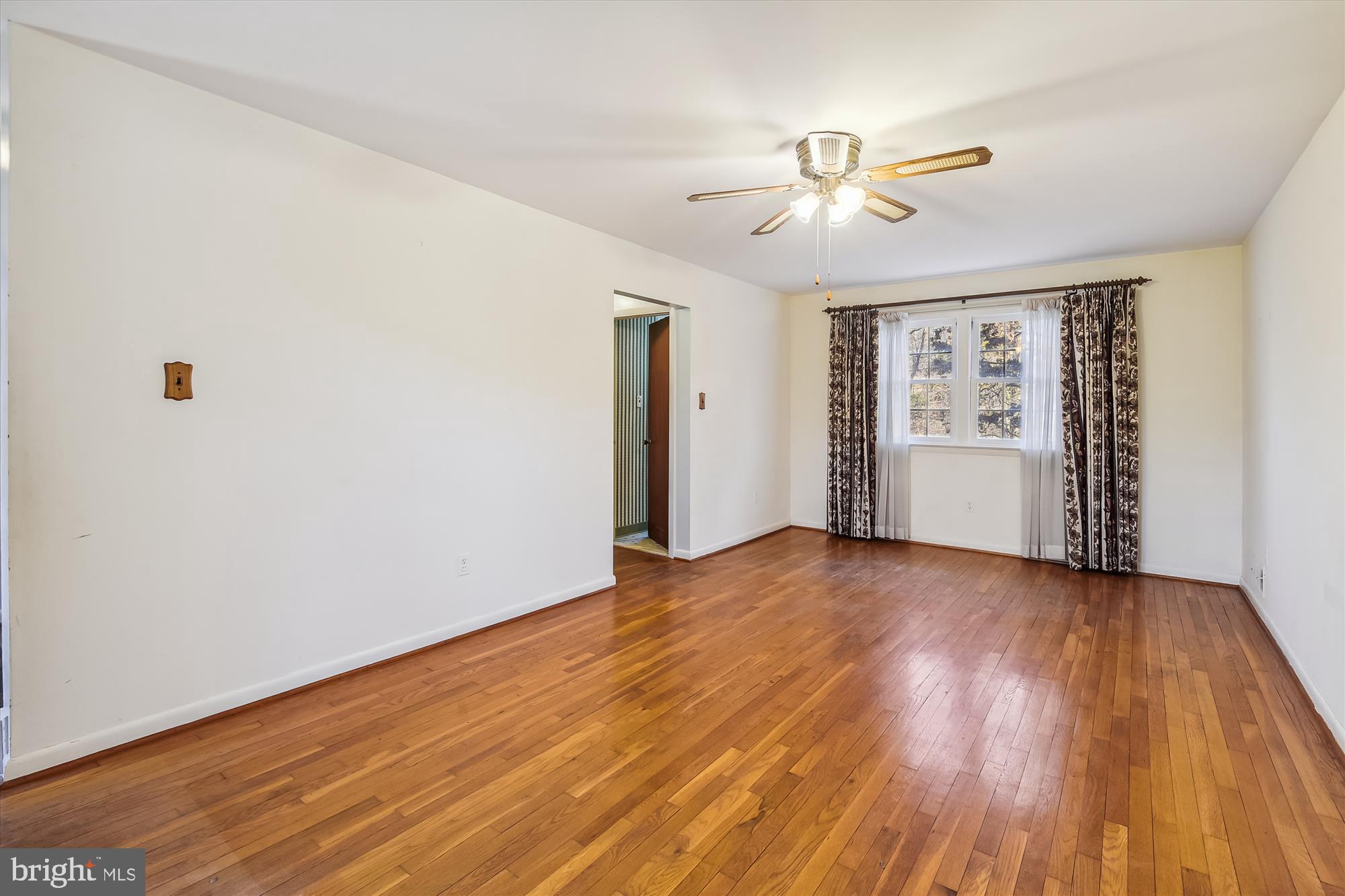 9589 Meetze Road Midland, VA 22728 - Photo 11 of 54 Living room