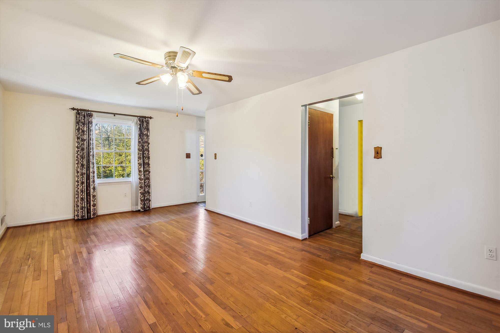 9589 Meetze Road Midland, VA 22728 - Photo 12 of 54 Living room