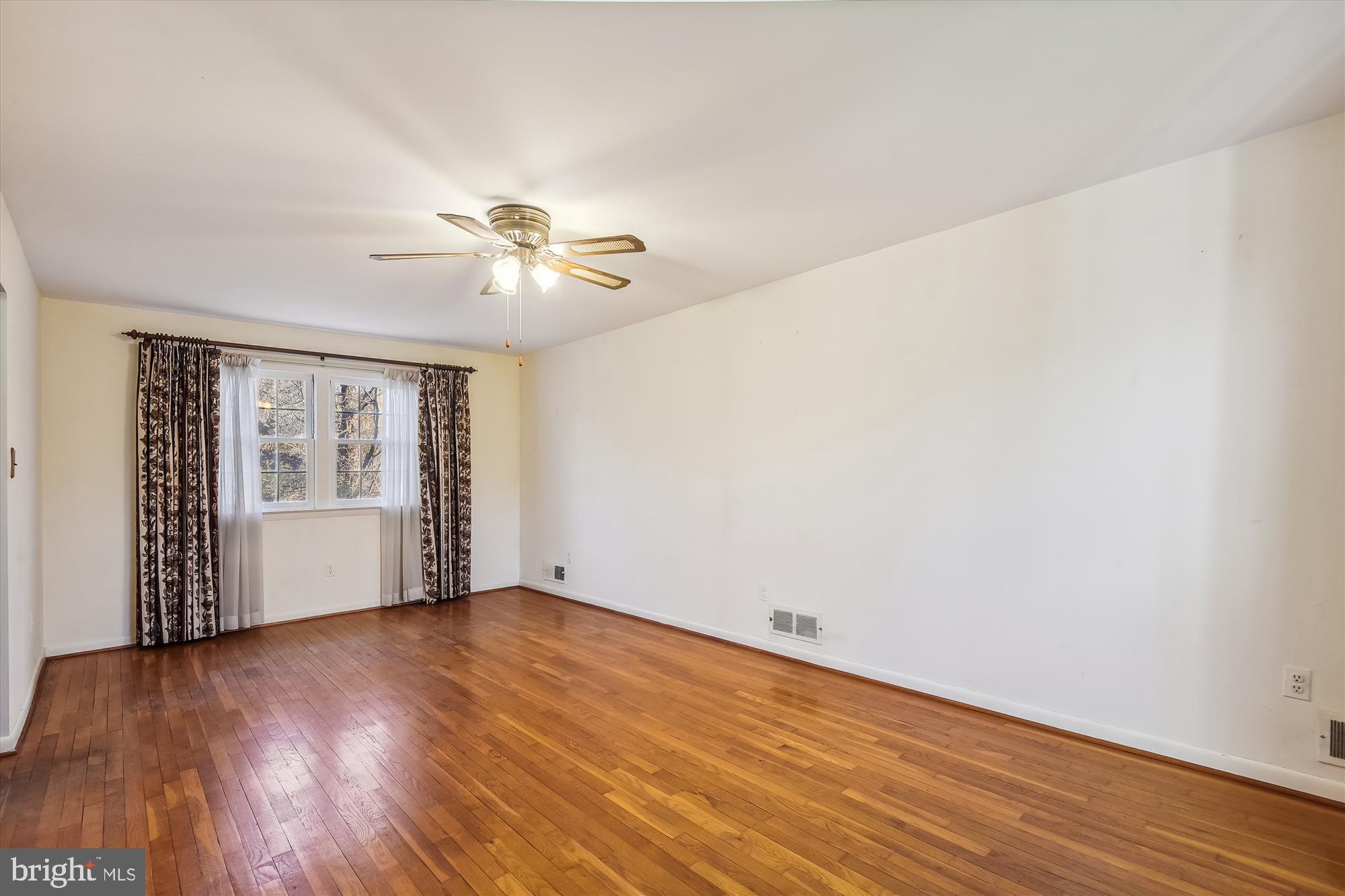 9589 Meetze Road Midland, VA 22728 - Photo 10 of 54 Living room