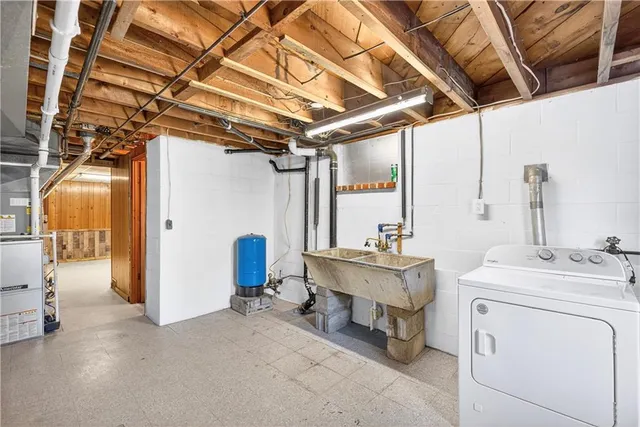 a view of utility room