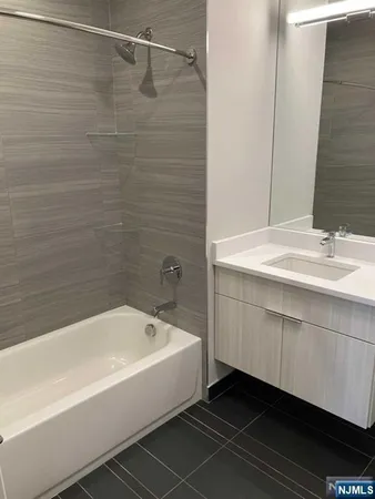 $2,900 | 209 Oakdene Place, Unit 201, Cliffside Park, NJ 07010