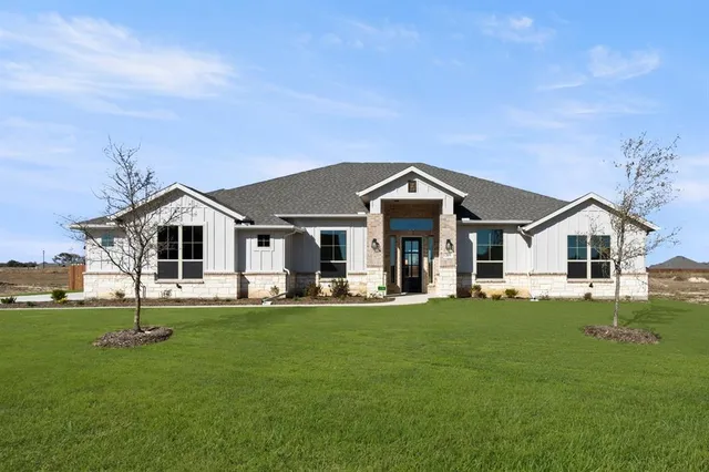 $587,484 | 205 Hollingsworth Lane, Glenn Heights, TX 75154