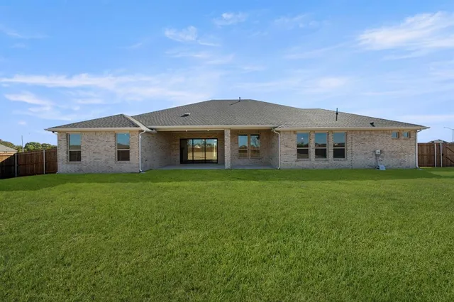 $587,484 | 205 Hollingsworth Lane, Glenn Heights, TX 75154