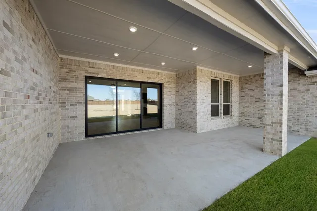 $587,484 | 205 Hollingsworth Lane, Glenn Heights, TX 75154