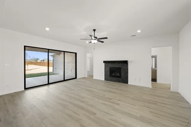 $587,484 | 205 Hollingsworth Lane, Glenn Heights, TX 75154