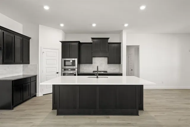 $587,484 | 205 Hollingsworth Lane, Glenn Heights, TX 75154